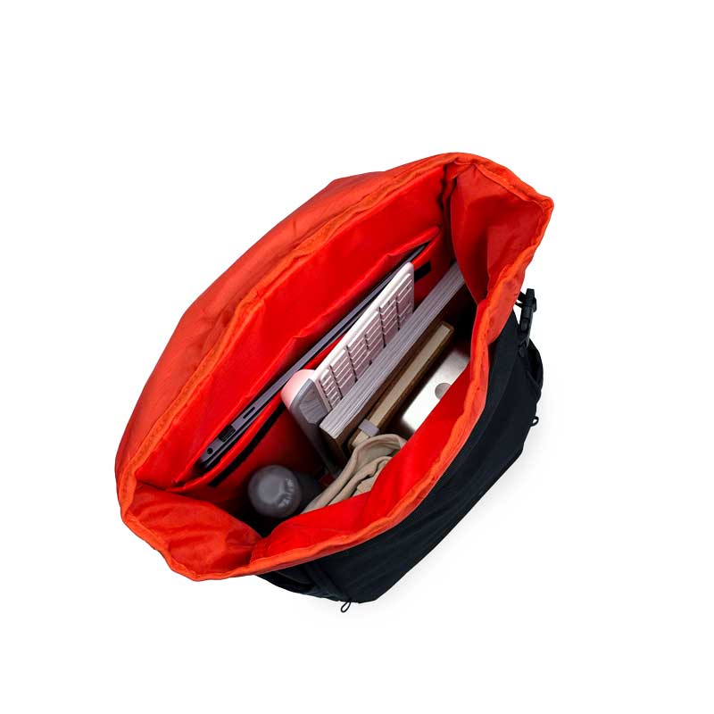 Schwarzer BLAÔ-ON Rolltoprucksack, Ansicht von oben, geöffneter Rolltop-Verschluss.