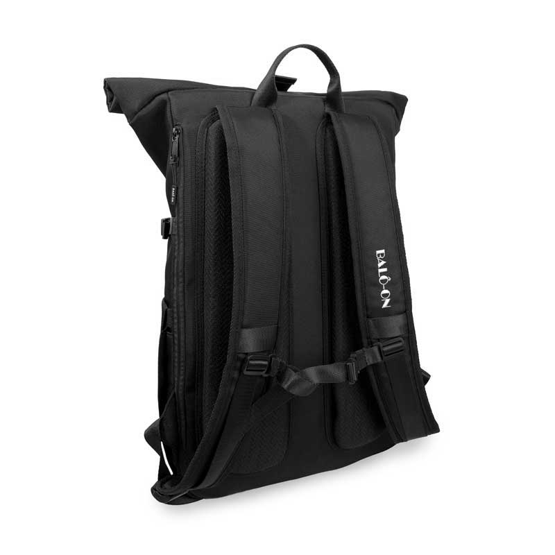 BALÔ-ON Rolltop-Rucksack in schwarz, Rückansicht. Gut gepolsterter Rücken und breite, stabile Gurte. Auf dem linken Gurt ist das Logo "BALÔ-ON" mit weißem Garn bestickt.