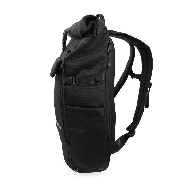 BALÔ-ON Rucksack in Schwarz, Seitenansicht, ausgestattet mit zwei seitlichen Taschen für Trinkflasche oder Regenschirm, einem Rolltop-Verschluss sowie einem seitlich zugänglichen Reißverschluss zum Laptopfach.
