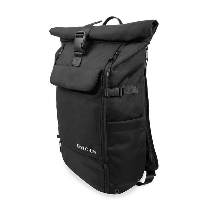 BALÔ-ON Rucksack in Schwarz, Seitenansicht, mit zwei seitlichen Taschen für Trinkflasche oder Regenschirm sowie einem seitlich erreichbaren Reißverschluss zum Laptopfach.