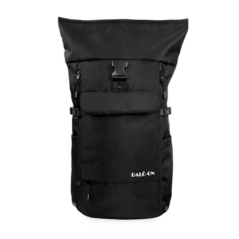 Schwarzer Rolltop-Rucksack BALÔ-ON in Vorderansicht mit erweitertem Rolltop. Das weiß bestickte Logo befindet sich unten rechts auf der Vorderseite. Zwei Fronttaschen sind vorhanden: eine mit Reißverschluss und eine mit Magnetverschluss. Das Hauptfach sowie ein weiteres großes Fach vorne sind jeweils über Reißverschlüsse zugänglich.
