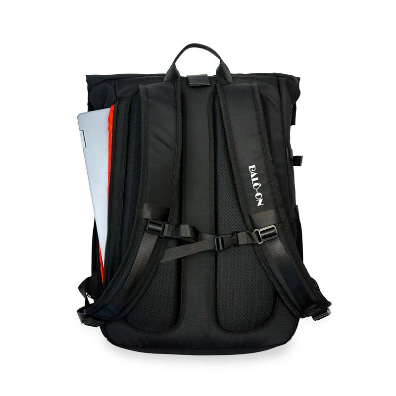 Schwarzer Rolltoprucksack der Marke BALÔ-ON, Rückenansicht mit sichtbaren Schultergurten, seitlicher Schnellzugriff auf das Laptopfach; Innenstoff ist rot.