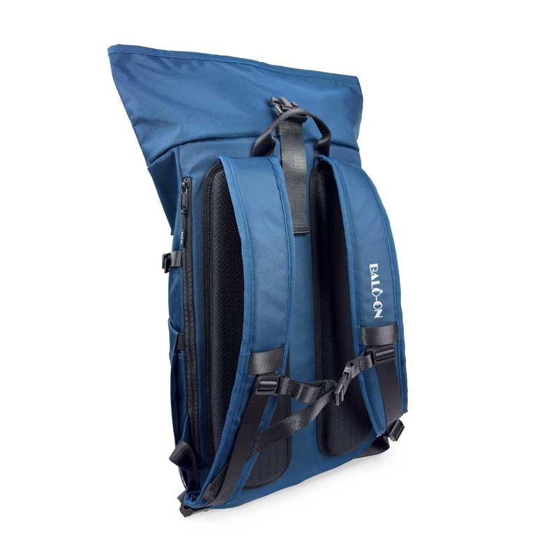 Blauer Rolltoprucksack, Rückansicht mit sichtbaren Schultergurten, bequemen Rückenpolstern und Brustgurt. Rolltop aufgerollt.
