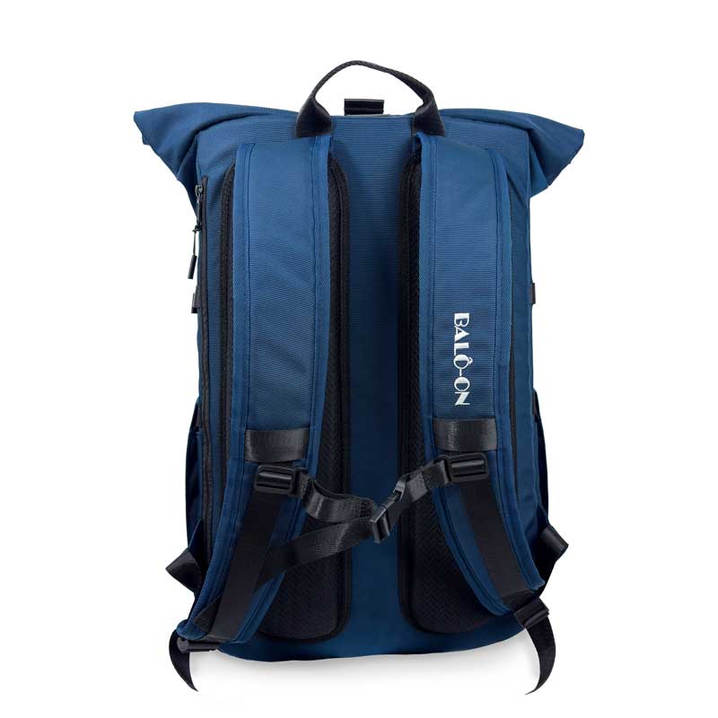 Blauer Rolltoprucksack, Rückansicht mit sichtbaren Schultergurten, bequemen Rückenpolstern und Brustgurt.