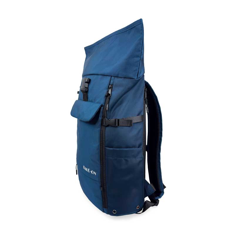 Blauer Rolltoprucksack der Marke BALÔ-ON, linke Seitenansicht, Rolltop-Verschluss und Kompressionsriemen deutlich sichtbar.