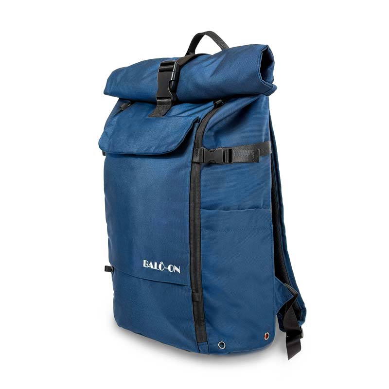 Blauer BALÔ-ON Rolltoprucksack, leicht linke Seitenansicht, mit seitlicher Tasche, Rolltop-Verschluss und Kompressionsriemen deutlich sichtbar.