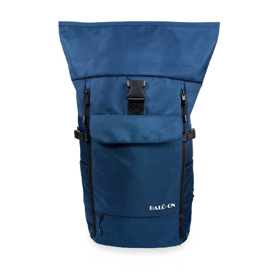 Blauer BALÔ-ON Rolltoprucksack, Vorderansicht, Rolltop aufgerollt, stehend auf weißem Hintergrund.