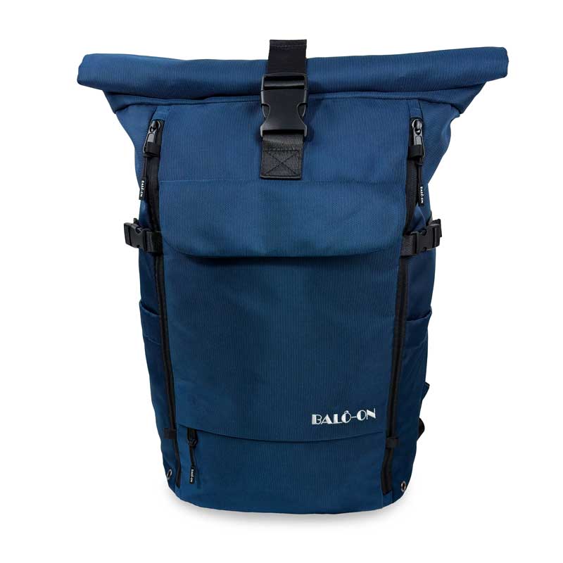 Blauer BALÔ-ON Rolltoprucksack, Vorderansicht, stehend auf weißem Hintergrund.