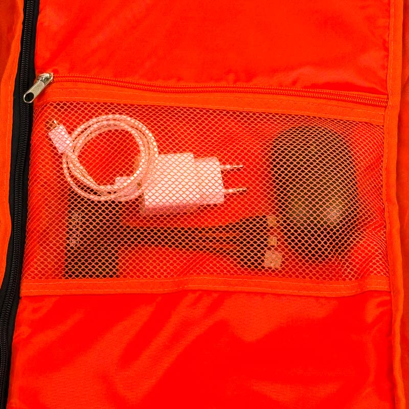 Innenansicht der Netztasche im Hauptfach für Kleinteile wie Ladekabel, Maus und Adapter; Innenstoff ist rot.