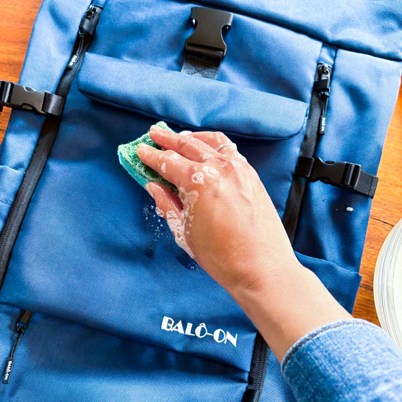 Rucksack wird mit einem weichen Schwamm und milder Seife gereinigt.