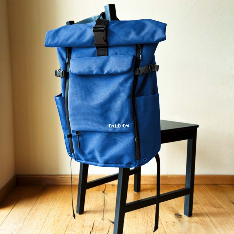 Rucksack hängt zum Trocknen an einem Stuhl in der Wohnung – Beispiel für eine schonende Trocknung.