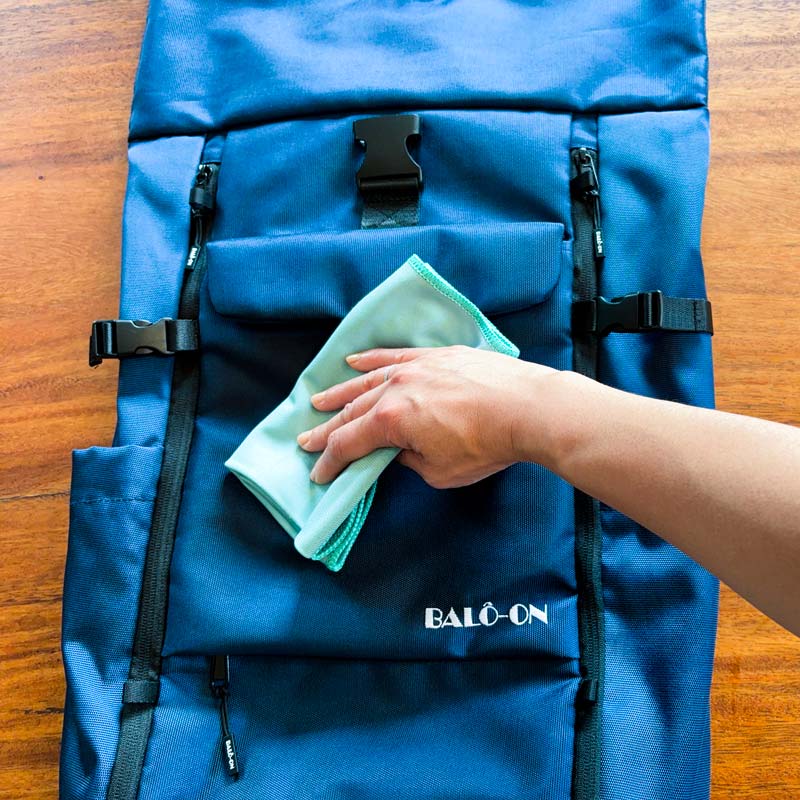 Rucksack wird mit einem Tuch grob gereinigt und Staub entfernt.