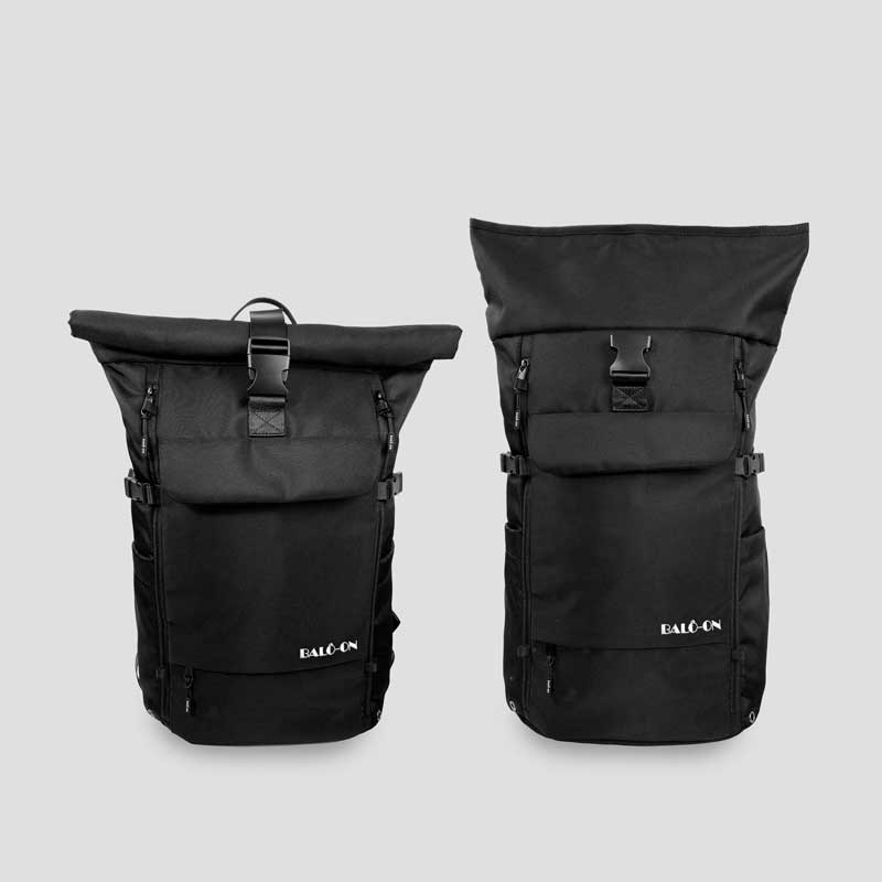 Schwarzer Rolltop-Rucksack der Marke BALÔ-ON, frontale Ansicht; erweiterbar von 25 l auf 30 l durch ausgerollten Rolltop-Verschluss