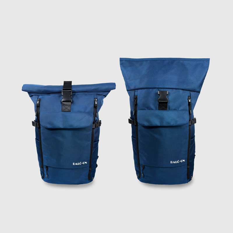 Blauer Rolltop-Rucksack der Marke BALÔ-ON, frontale Ansicht; erweiterbar von 25 l auf 30 l durch ausgerollten Rolltop-Verschluss.