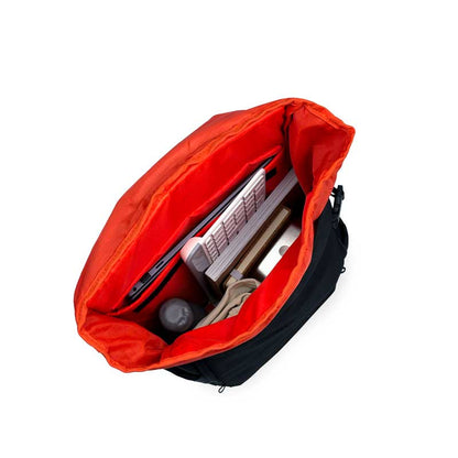 Schwarzer BLAÔ-ON Rolltoprucksack, Ansicht von oben, geöffneter Rolltop-Verschluss.