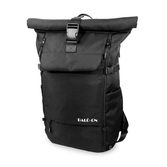 Rolltop-Rucksack "BALÔ-ON" in Schwarz, Vorderansicht. Unten rechts ist das Logo mit weißem Garn bestickt. Zwei Fronttaschen: eine mit Reißverschluss, eine mit Magnetverschluss. Hauptfach und weiteres großes Fach vorne über Reißverschlüsse zugänglich.