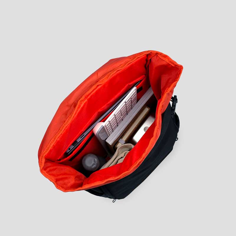 Schwarzer BLAÔ-ON Rolltoprucksack, Ansicht von oben, geöffneter Rolltop-Verschluss.