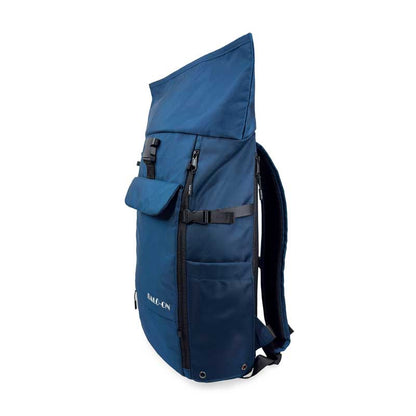 Blauer Rolltoprucksack der Marke BALÔ-ON, linke Seitenansicht, Rolltop-Verschluss und Kompressionsriemen deutlich sichtbar. 