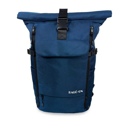 Blauer BALÔ-ON Rolltoprucksack, Vorderansicht, stehend auf weißem Hintergrund.