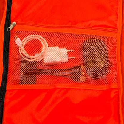 Innenansicht der Netztasche im Hauptfach für Kleinteile wie Ladekabel, Maus und Adapter; Innenstoff ist rot.