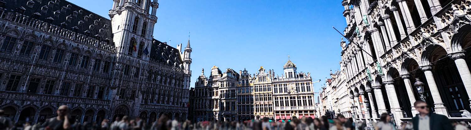Grand Place in Brüssel, gefüllt mit vielen Menschen bei lebhaftem Treiben.
