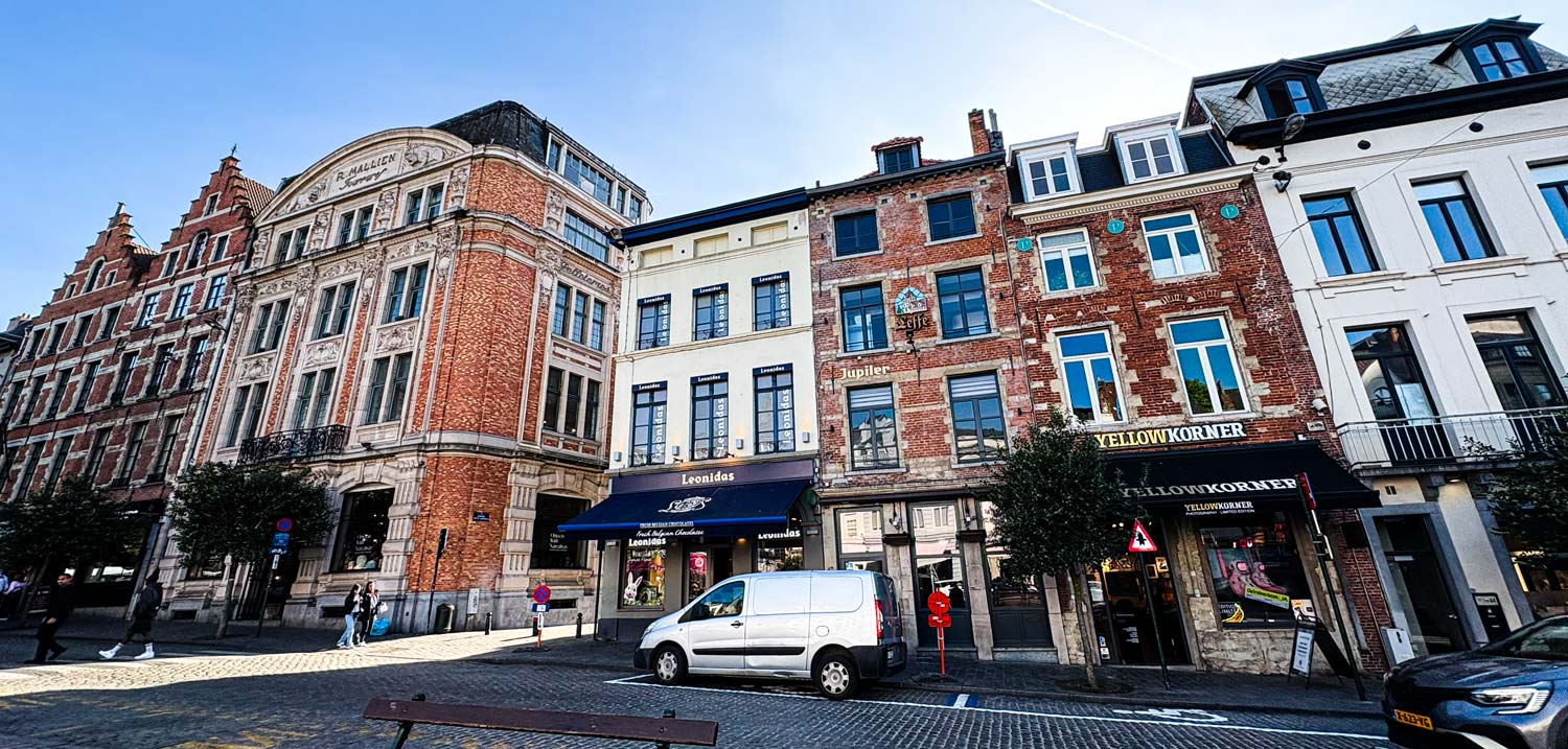 Place du Grand Sablon in Brüssel mit dem historischen Beaux-Arts-Gebäude der ehemaligen Raymond Mallien Pelzmanufaktur, daneben das Leonidas Schokoladengeschäft, Yellow Korner Fotogalerie und Jupiler Verkaufsstelle.