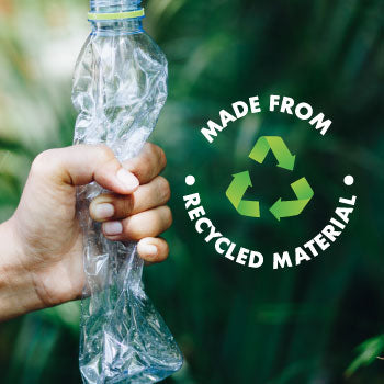 Hand hält eine leere PET-Flasche vor grünem Hintergrund; Text „made from recycled material“ und Recycling-Symbol sind zu sehen.